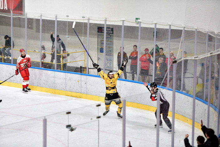 Ancora e sempre l'urlo di Schina e, sotto nelle prime quattro immagini, la discesa libera vincente del numero 3 giallonero (foto Alberto Bernasconi)