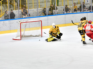 Il primo momento decisivo dell'overtime: il disco passa sotto i gambali di Pisarenko e lemme lemme si sta infilando in porta, quando Marcello Borghi se ne avvede e si fionda a toglierlo
