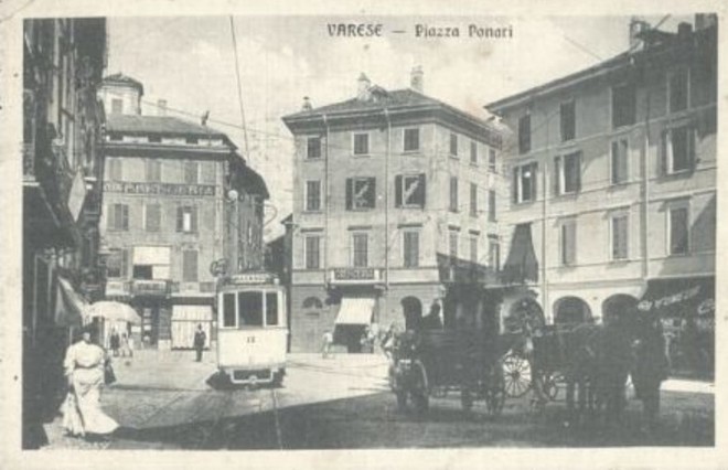 Un'immagine d'epoca dell'attuale piazza Monte Grappa