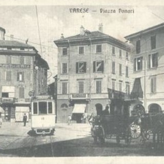 Un'immagine d'epoca dell'attuale piazza Monte Grappa