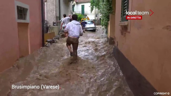 FOTO E VIDEO. Muro d'acqua sull'alto Varesotto. A Brusimpiano strade come fiumi, a Gavirate crolla controsoffitto in un centro commerciale