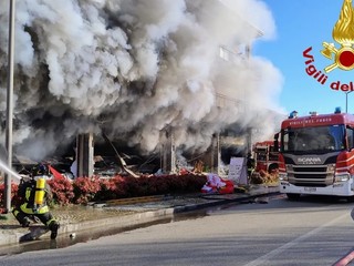Le spaventose immagini dell'incendio che ieri ha distrutto un negozio e danneggiato un edificio in via XXV Aprile a Laveno Mombello Le spaventose immagini dell'incendio che ieri ha distrutto un negozio e danneggiato un edificio in via XXV Aprile a Laveno Mombello