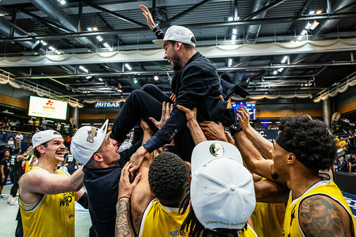 Marco Legovich portato in trionfo dai suoi giocatori: la ENBL è sua (Crediti Andreas Bez-https://www.enbleague.eu/)