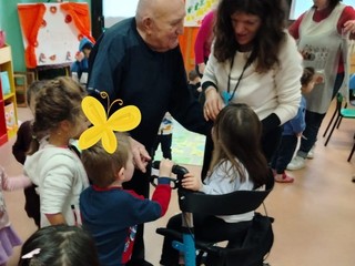 L'iniziativa di Gavirate "Adotta un nonno", protagonisti i bimbi della materna di Voltorre e gli ospiti della casa di riposo Bernacchi L'iniziativa di Gavirate "Adotta un nonno", protagonisti i bimbi della materna di Voltorre e gli ospiti della casa di riposo Bernacchi