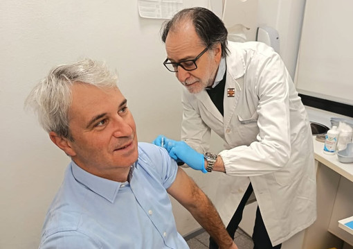 Palazzo Estense punta sulla prevenzione: sindaco, assessore e consigliere si vaccinano contro l'influenza: «Proteggiamo la comunità» Palazzo Estense punta sulla prevenzione: sindaco, assessore e consigliere si vaccinano contro l'influenza: «Proteggiamo la comunità»