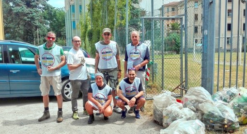 Quartieri puliti: a Varese i 5 Stelle ripuliscono il campetto in fondo a viale Valganna
