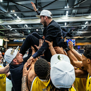 Marco Legovich portato in trionfo dai suoi giocatori: la ENBL è sua (Crediti Andreas Bez-https://www.enbleague.eu/)