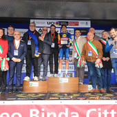 La premiazione di Elisa Balsamo, vincitrice trofeo Binda - Comune di Cittiglio 2024 (foto Ossola)
