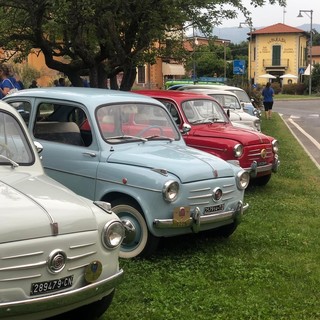 FOTO. Le Fiat 600 d'epoca conquistano i laghi e la Valceresio