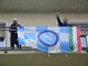 Il bandierone azzurro del postino Mariano su piazza Biroldi: «Dedicato a tutti noi migranti»