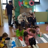 L'iniziativa di Gavirate "Adotta un nonno", protagonisti i bimbi della materna di Voltorre e gli ospiti della casa di riposo Bernacchi L'iniziativa di Gavirate "Adotta un nonno", protagonisti i bimbi della materna di Voltorre e gli ospiti della casa di riposo Bernacchi