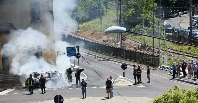 I soccorsi in azione (foto dalla pagina Facebook "Sei di Laveno se") I soccorsi in azione (foto dalla pagina Facebook "Sei di Laveno se")