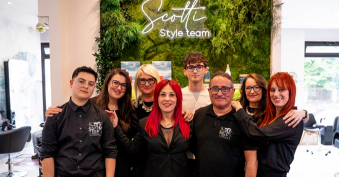 Laura Guatelli nel salone di via Parenzo gestito insieme a Raffaele Scotti e al loro team