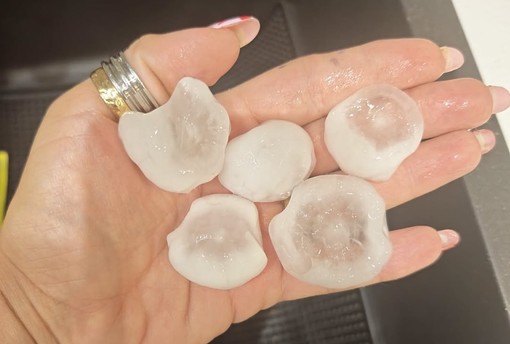 La grandine caduta questa mattina in Brianza (foto di Giusy Olivieri da NaturalMeteo)