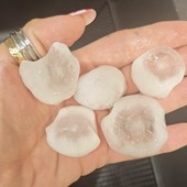 La grandine caduta questa mattina in Brianza (foto di Giusy Olivieri da NaturalMeteo)