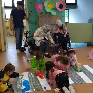 L'iniziativa di Gavirate "Adotta un nonno", protagonisti i bimbi della materna di Voltorre e gli ospiti della casa di riposo Bernacchi