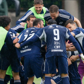 Il gruppo Varesina dopo la salvezza a Castellanza: nessuno ha valorizzato i giovani meglio del club rossoblù in Italia (foto Enrico Scaringi)