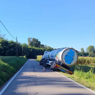 Il camion finito fuori strada ad Angera in via Sant'Isidoro (foto del Comune)