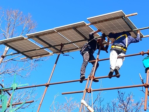 Il montaggio dei pannelli fotovoltaici sul monte Corvino da parte dei volontari (foto da Facebook Sei di Arcisate se)
