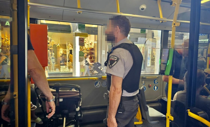 La guardia privata presente oggi su un'autobus urbano di Autolinee Varesine