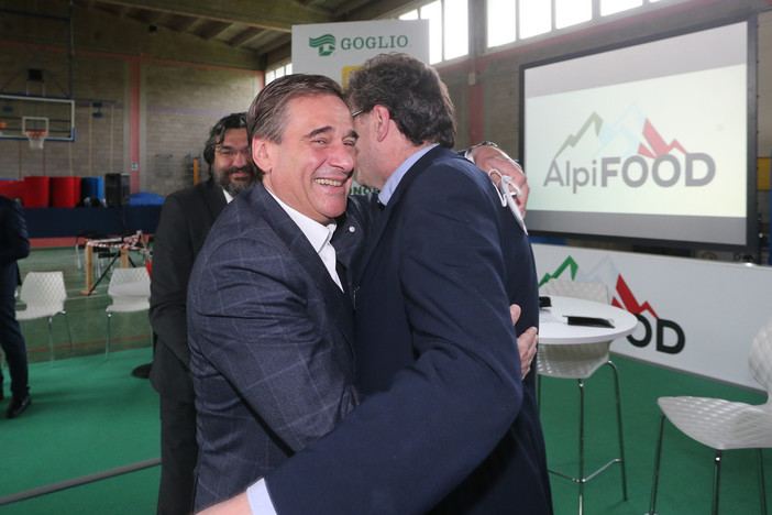 L'abbraccio tra Claudio Milanese e il ministro Giancarlo Giorgetti ad Alpi Food (foto Enrico Scaring)