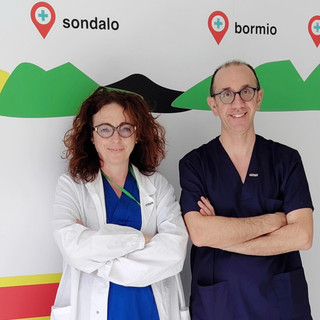 la dr.ssa Giuditta Giussani, Responsabile della SC Neurologia di ASST Valtellina e Alto Lario, e il Dott. Simone Vidale, Direttore della Neurologia varesina, scattata nel Presidio Ospedaliero di Sondalo
