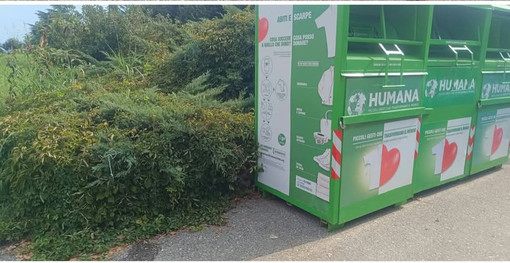 I contenitori di Humana posizionati nel parcheggio del cimitero di Malgesso I contenitori di Humana posizionati nel parcheggio del cimitero di Malgesso