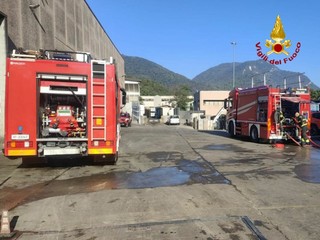 Le immagini dei vigili del fuoco impegnati nello spegnimento dell'incendio scoppiato nella zona industriale di Arcisate Le immagini dei vigili del fuoco impegnati nello spegnimento dell'incendio scoppiato nella zona industriale di Arcisate