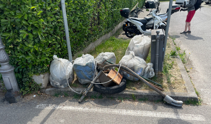 Alcuni dei rifiuti raccolti durante la camminata ecologica tra Azzate e Cazzago Brabbia Alcuni dei rifiuti raccolti durante la camminata ecologica tra Azzate e Cazzago Brabbia