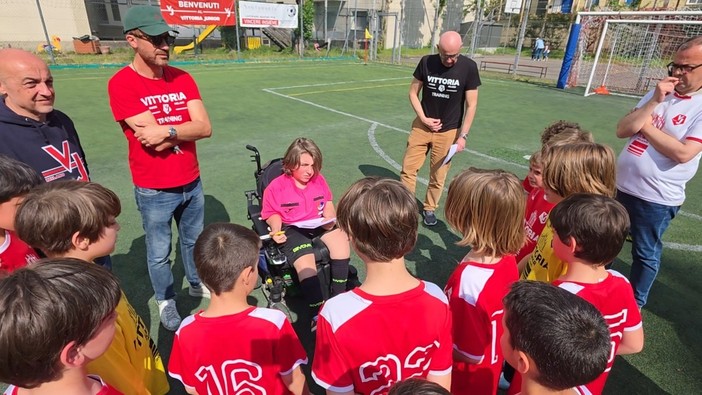 L'arbitro Michele in campo nella sua partita d'esordio