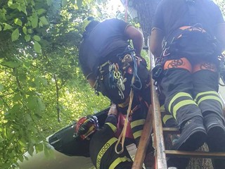 Le immagini dell'aliante incastrato tra gli alberi a Calcinate Le immagini dell'aliante incastrato tra gli alberi a Calcinate