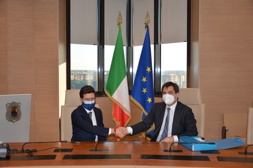 Da sinistra a destra, in firma: Antonio Arlotta (Responsabile 9^ Divisione contratti nazionali ed esteri – DAAA) e Stefano Villanti (SVP Sales – Leonardo Elicotteri)