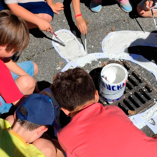 Blitz ambientalista dei bimbi ad Angera: basta mozziconi di sigaretta nei tombini
