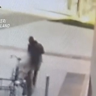 IL VIDEO. Milano: donna accoltellata, cinque secondi di follia. Si cerca aggressore in fuga