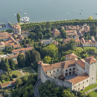 Fuochi d'artificio, la traversata a nuoto del lago, cinema e concerti all'aperto: l'estate di Angera è piena di eventi