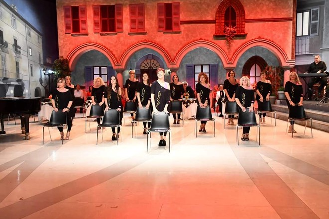 Alcune immagini del Club delle Donne APS durante le attività e le esibizioni