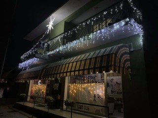 L'esterno del Bar Aleo di Barzola ad Angera che da domani chiude i battenti