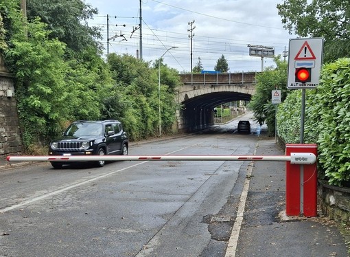 Si passa nonostante sbarre abbassate, semafori rossi, un veicolo fermo in attesa di carroattrezzi