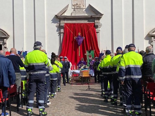 I funerali del comandante Andrea Campoleoni oggi a Cuveglio (foto da Luinonotizie.it)