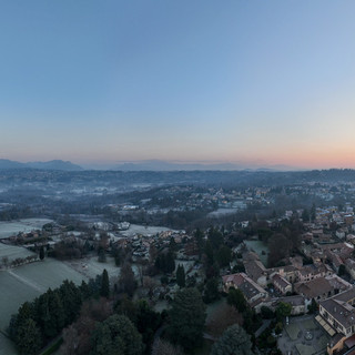 I fuochi di mezzanotte e l'alba del nuovo anno sul Varesotto: le immagini del drone salutano il 2026 I fuochi di mezzanotte e l'alba del nuovo anno sul Varesotto: le immagini del drone salutano il 2026