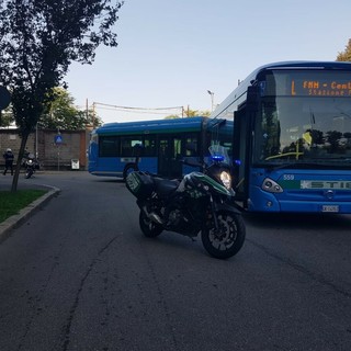 Autosnodato in avaria davanti alla stazione di Busto: traffico paralizzato in piazza Volontari della Libertà