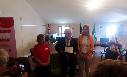 La premiazione del dottor Silvano Micheletti (foto dalla pagina Facebook di Avis Valceresio) La premiazione del dottor Silvano Micheletti (foto dalla pagina Facebook di Avis Valceresio)