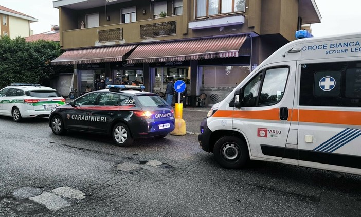 Lite degenerata all'interno di un bar di viale Repubblica a Busto, spunta anche un coltello Lite degenerata all'interno di un bar di viale Repubblica a Busto, spunta anche un coltello