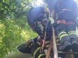 Le immagini dell'aliante incastrato tra gli alberi a Calcinate