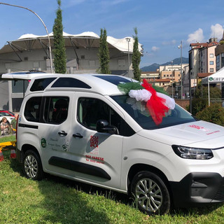L'automezzo speciale donato dagli alpini di Varese ad Aism