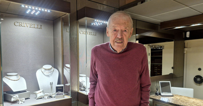 Aldo Ossola nella gioielleria di famiglia in corso Moro a Varese