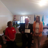 La premiazione del dottor Silvano Micheletti (foto dalla pagina Facebook di Avis Valceresio) La premiazione del dottor Silvano Micheletti (foto dalla pagina Facebook di Avis Valceresio)