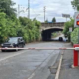 Si passa nonostante sbarre abbassate, semafori rossi, un veicolo fermo in attesa di carroattrezzi
