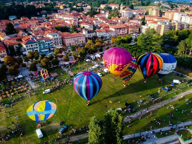 Lo spettacolo delle mongolfiere ad Angera