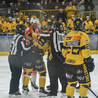 Bastille sale sul ring di via Albani con Atamanchuk (Foto Alberto Bernasconi)